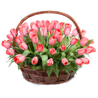 Цветы в корзинке с тюльпанами
